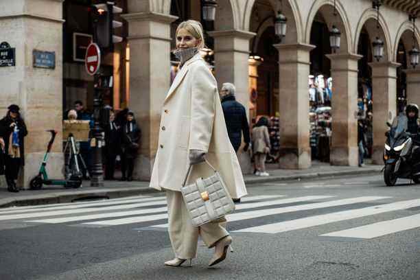 La chaqueta de lana de color claro se ve elegante año tras año.  En la foto, la diseñadora de moda Caroline Daur con la chaqueta de Nina Ricci. 