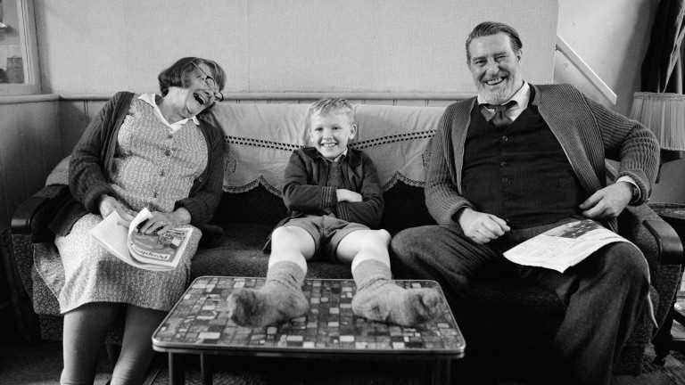 Judi Dench (l) como Granny, Jude Hill (M) como Buddy y Ciarán Hinds como Pop: una mirada retrospectiva a la infancia de Kenneth Branagh (Foto: Rob Youngson/Focus Features/dpa)
