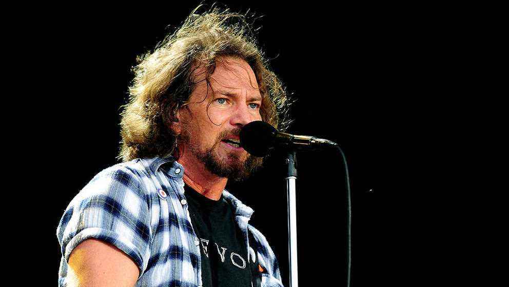 LONDRES, INGLATERRA - 25 DE JUNIO: Eddie Vedder de Pearl Jam se presenta durante el día 1 del festival Hard Rock Calling celebrado en Hyde P