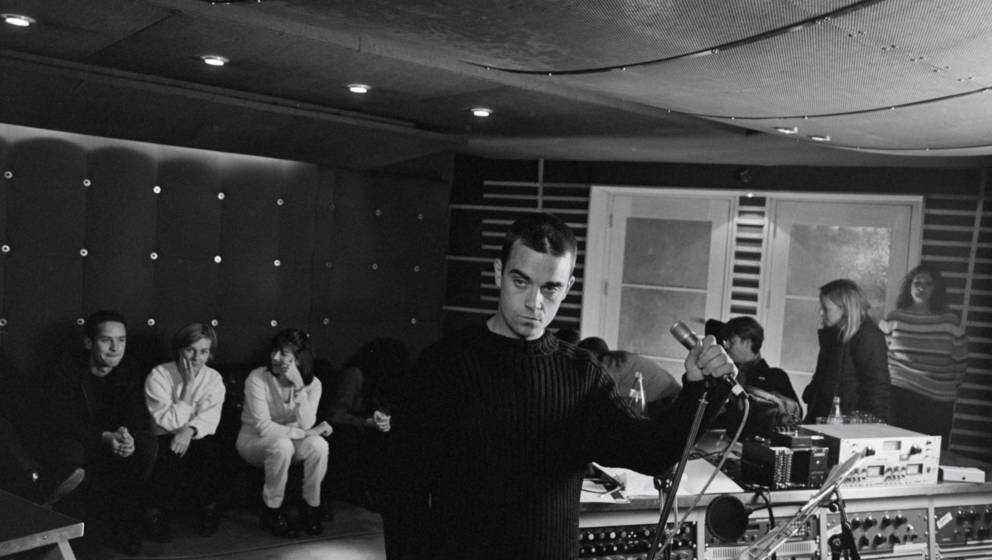 Robbie Williams en el estudio, 1999 en Londres Inglaterra.  