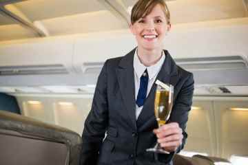Soy asistente de vuelo y hay una manera fácil de obtener bebidas gratis de nosotros.