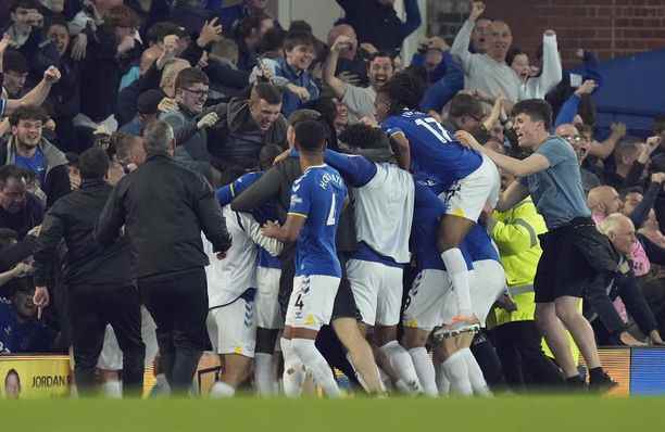 El delantero del Everton, Dominic Calvert Lewin, celebra una victoria por 3-2 con sus compañeros.