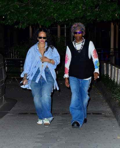 Rihanna y ASAP Rocky son vistos disfrutando de un paseo a las 4 am sin su nuevo paquete de alegría.  Los dos e...