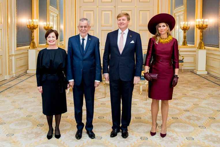 Willem-Alexander y Máxima recibieron al Primer Ministro de Austria y su esposa en 2018.  Nuestra reina lleva aquí la versión burdeos del vestido.  Imagen Getty Imágenes
