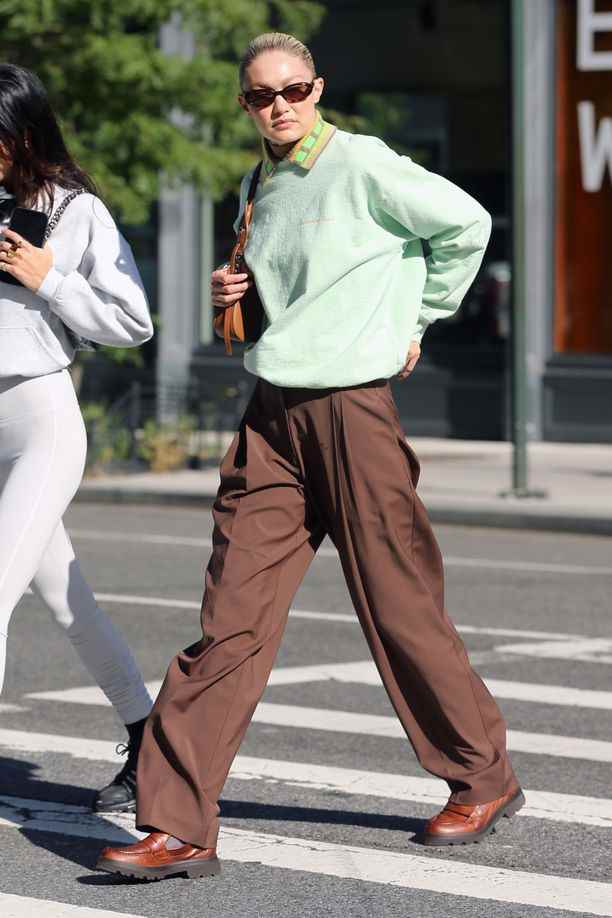 La top model Gigi Hadid eligió pantalones con bolsillos en los muslos en el color de moda de otoño.  El look de la estrella definitivamente debe ser copiado este otoño. 