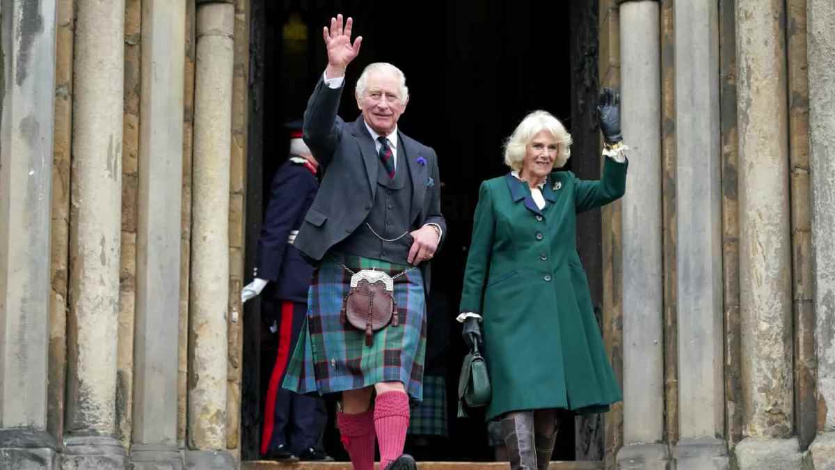 El rey Carlos con falda escocesa, Camila con la gabardina verde: la nueva pareja real que conquista Escocia