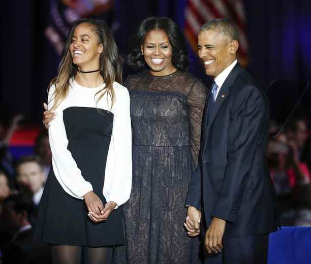 Malia Obama sonrió con sus padres Barack y Michelle Obama en Chicago en 2017.