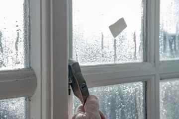 Experto inmobiliario revela cómo eliminar la condensación de las ventanas