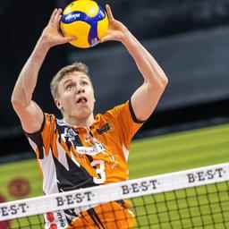 Antti Ronkainen de BR Volleys juega el balón (Imago Images/Andreas Gora)
