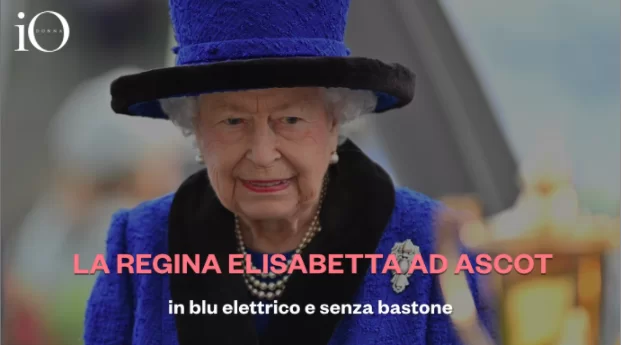 La reina Isabel en Ascot de azul eléctrico y sin bastón