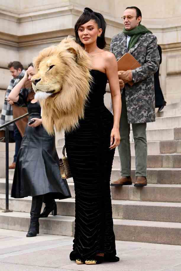 El atuendo de Kylie Jenner de la casa de moda Schiaparelli se convirtió en el tema de conversación de las semanas de la moda de Alta Costura de París en París.