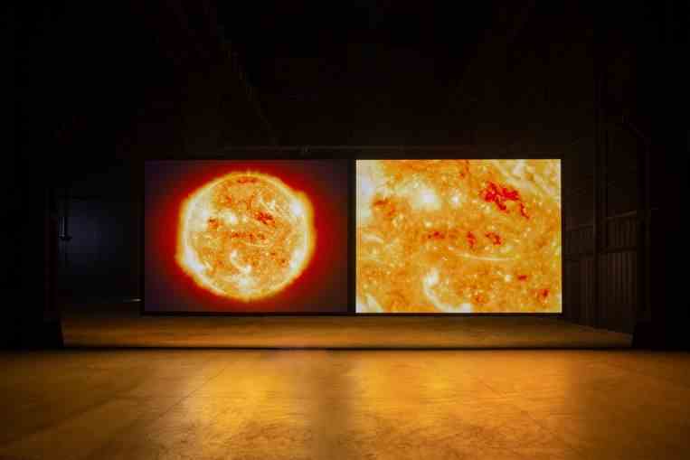 La instalación Sunshine State (2022) del artista y director británico Steve McQueen.  Figurilla Agostino Osio