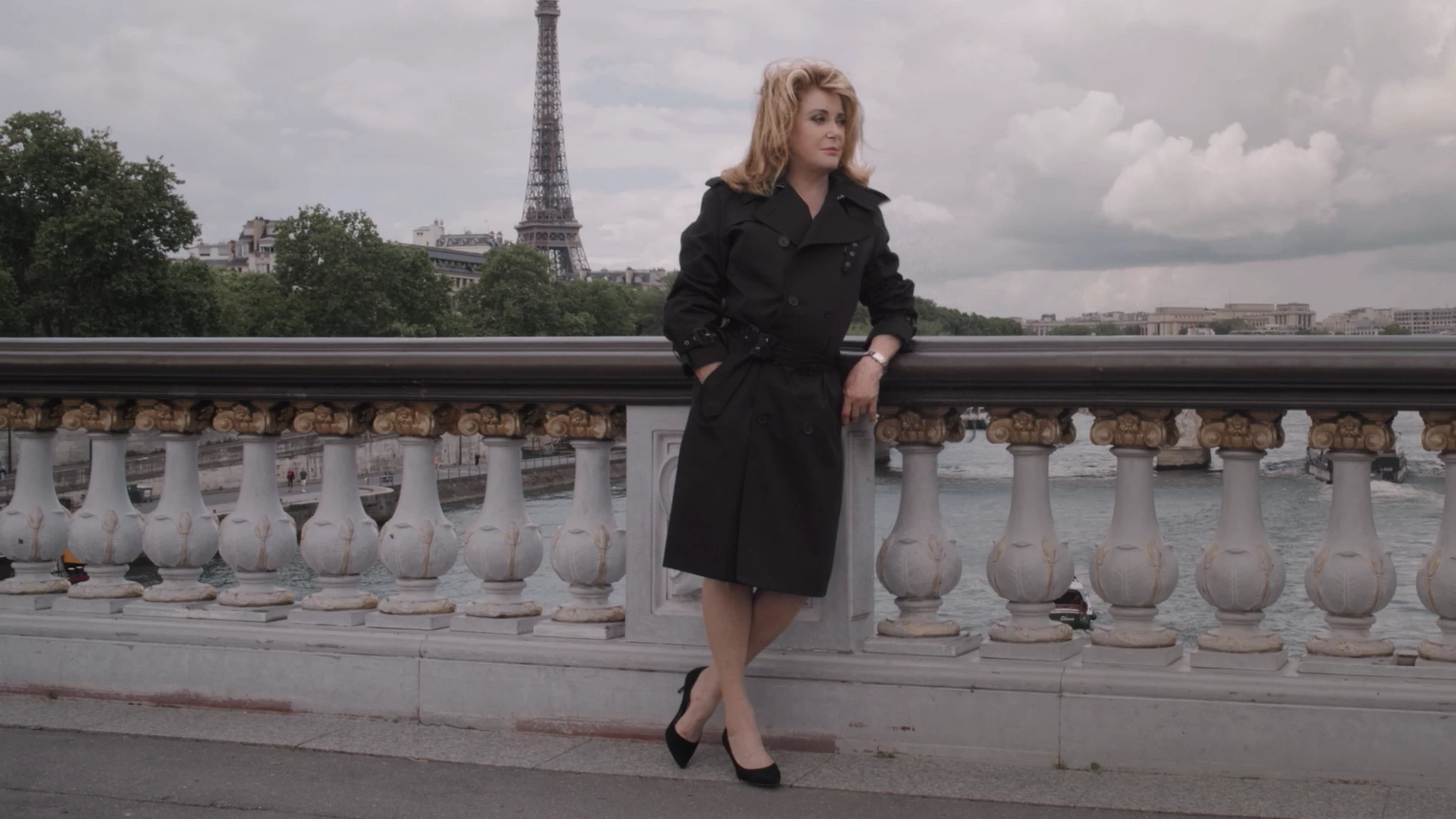 Entre bastidores: Catherine Deneuve y Rami Malek en París con Guy Ritchie para Cartier