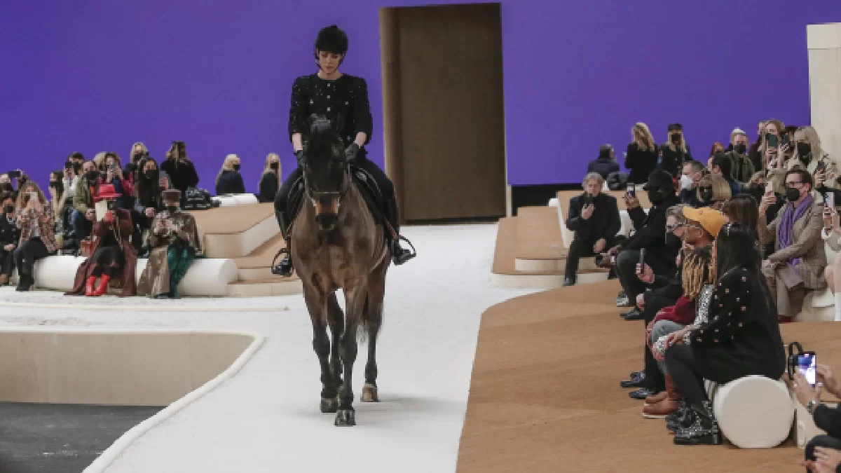 Charlotte Casiraghi monta a caballo para el desfile de alta costura de Chanel