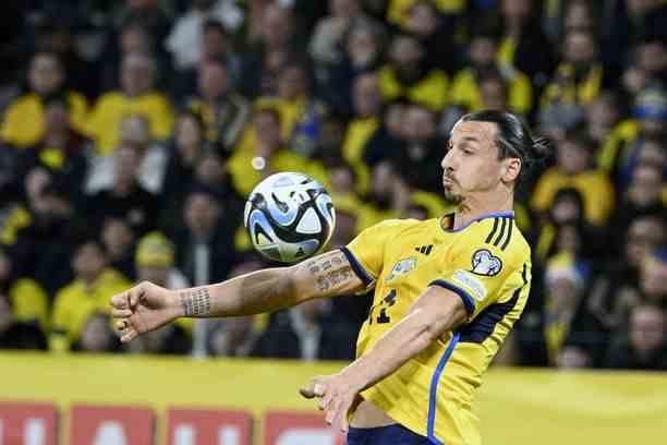 Zlatan Ibrahimović entró como suplente, pero no pudo salvar a Suecia. 
