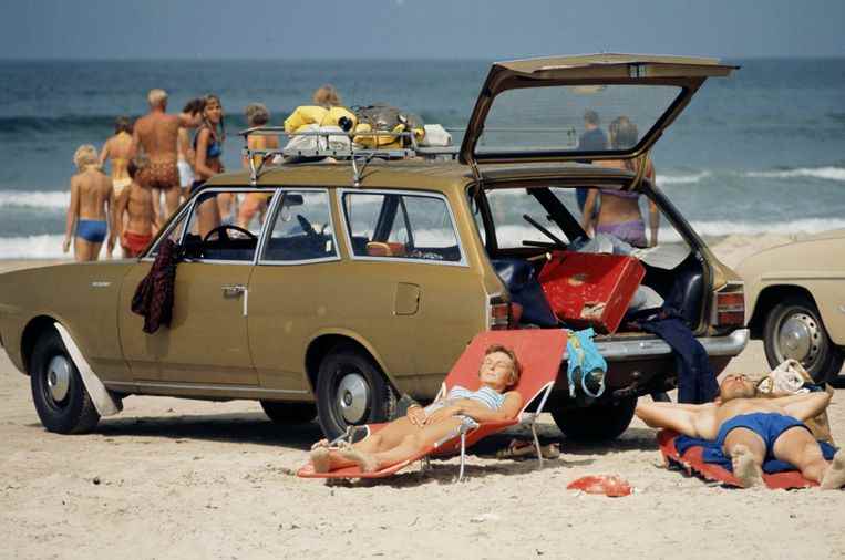 Opel Rekord C Caravan en una playa de Jutlandia, en la década de 1970.  Imagen Kees Scherer / MAI