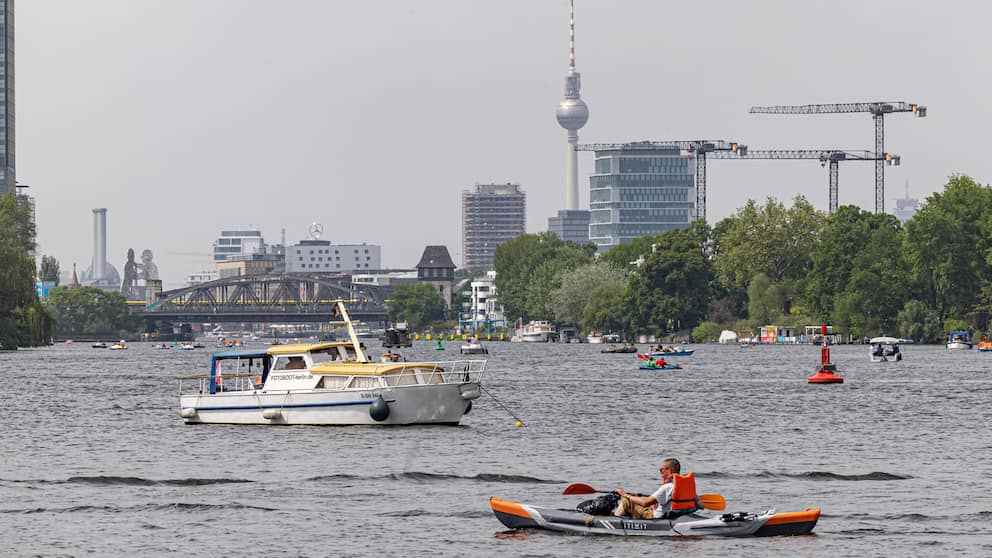 Los capitanes de ocio de Berlín aprovecharon el buen tiempo para paseos en barco