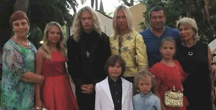 Vladimir Solovyov y su primera familia.
