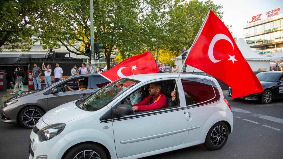 Los turcos de Berlín celebran a Erdogan con caravanas