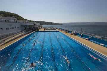 Se dice que la piscina al aire libre en el Reino Unido con vistas al mar es 
