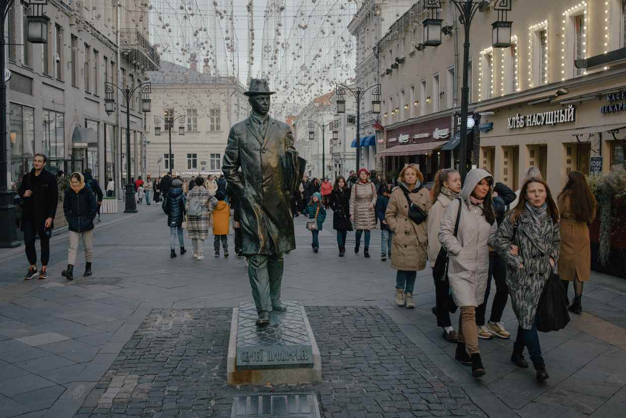 Los peatones pasan frente a una estatua del compositor Sergei Prokofiev en el centro de Moscú.  Imagen NANNA HEITMANN / NYT