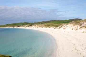 La playa del Reino Unido que ha sido comparada con las Maldivas con arena blanca y aguas azules