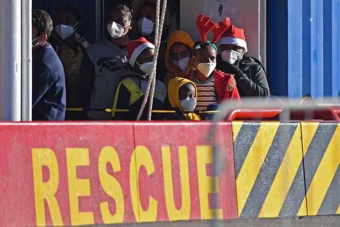 Imagen de archivo de diciembre.  Migrantes rescatados en el barco Sea-Eye 4 en el puerto de Pozzallo.