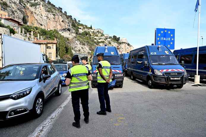 Imagen de principios de este mes.  Controles adicionales en la frontera entre Francia e Italia en la lucha contra un flujo creciente de inmigrantes entre los dos países.