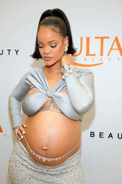 Rihanna embarazada con vestido plateado y delineador en la inauguración de Ulta
