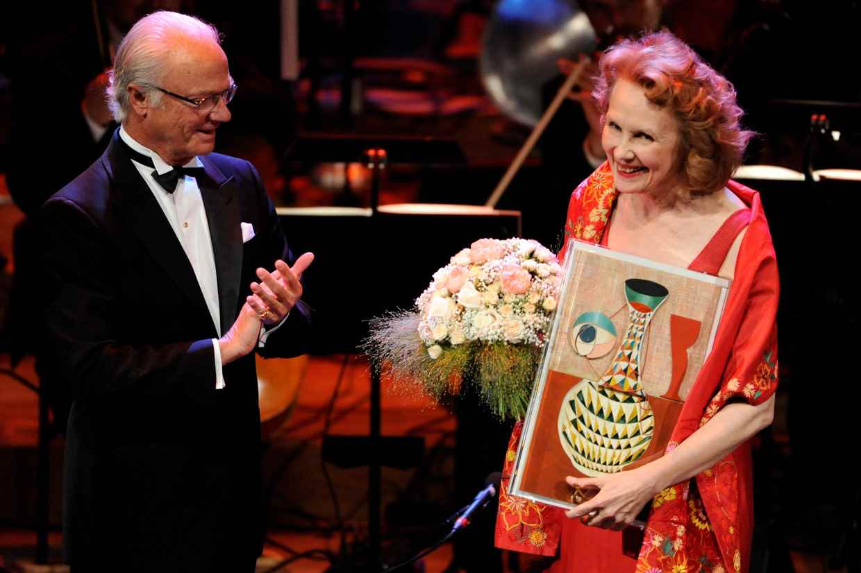 Kaija Saariaho en Estocolmo en 2013, recibiendo uno de sus muchos premios, en este caso el Polar Music Prize, de manos del Rey Carl Gustaf.  AP de imagen