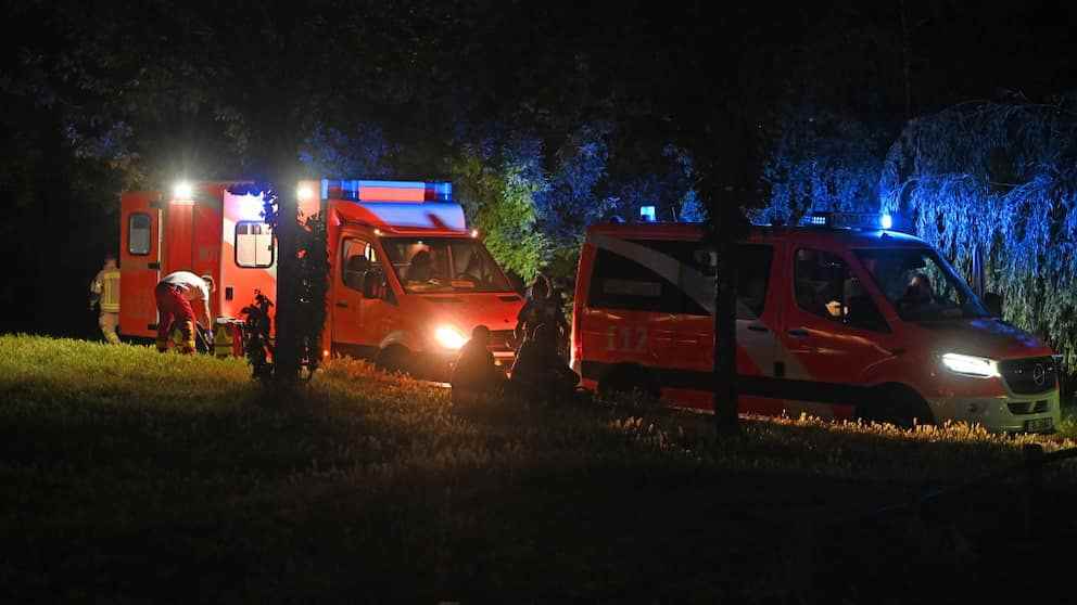 Médico de urgencias, paramédicos de emergencia y bomberos resucitaron a la persona inconsciente, pero murió a orillas del Spree.