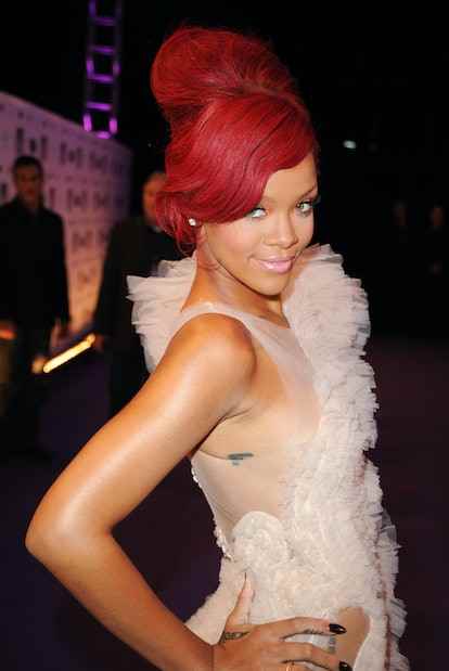 Rihanna red beehive updo en los premios EMA 2010