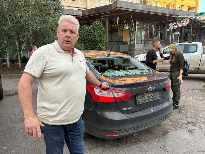 Coen van Oosten de Waspik, severamente conmocionado y levemente herido, en el restaurante afectado en Kramatorsk.