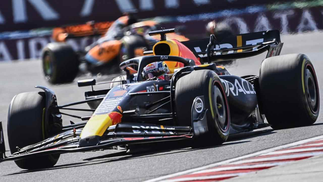 Beeld uit video: Samenvatting: Verstappen troeft Hamilton af bij start en wint in Hongarije