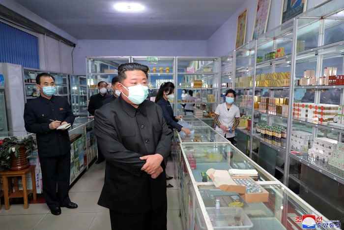 Kim Jong Un visite une pharmacie à Pyongyang