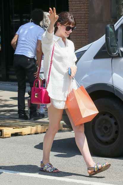 Anne Hathaway dans un taxi à New York