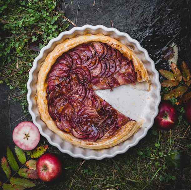 Avec un peu de confiture, vous pouvez rendre la tarte aux pommes encore plus délicieuse.