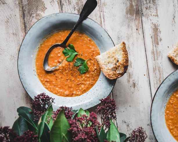 La couleur de la soupe carottes-lentilles apporte également de la gaieté à la saison sombre. 