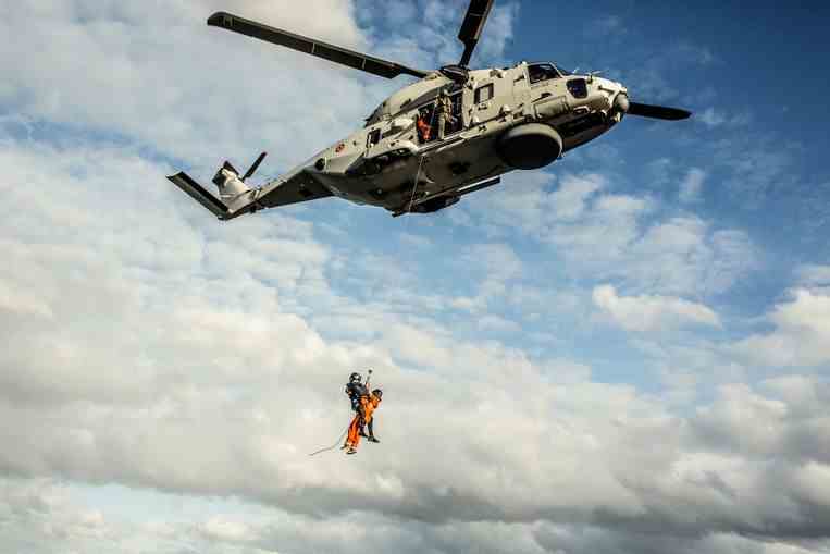 Le NH90 belge lors d'une mission au-dessus de la mer.  Image © Franky Verdickt