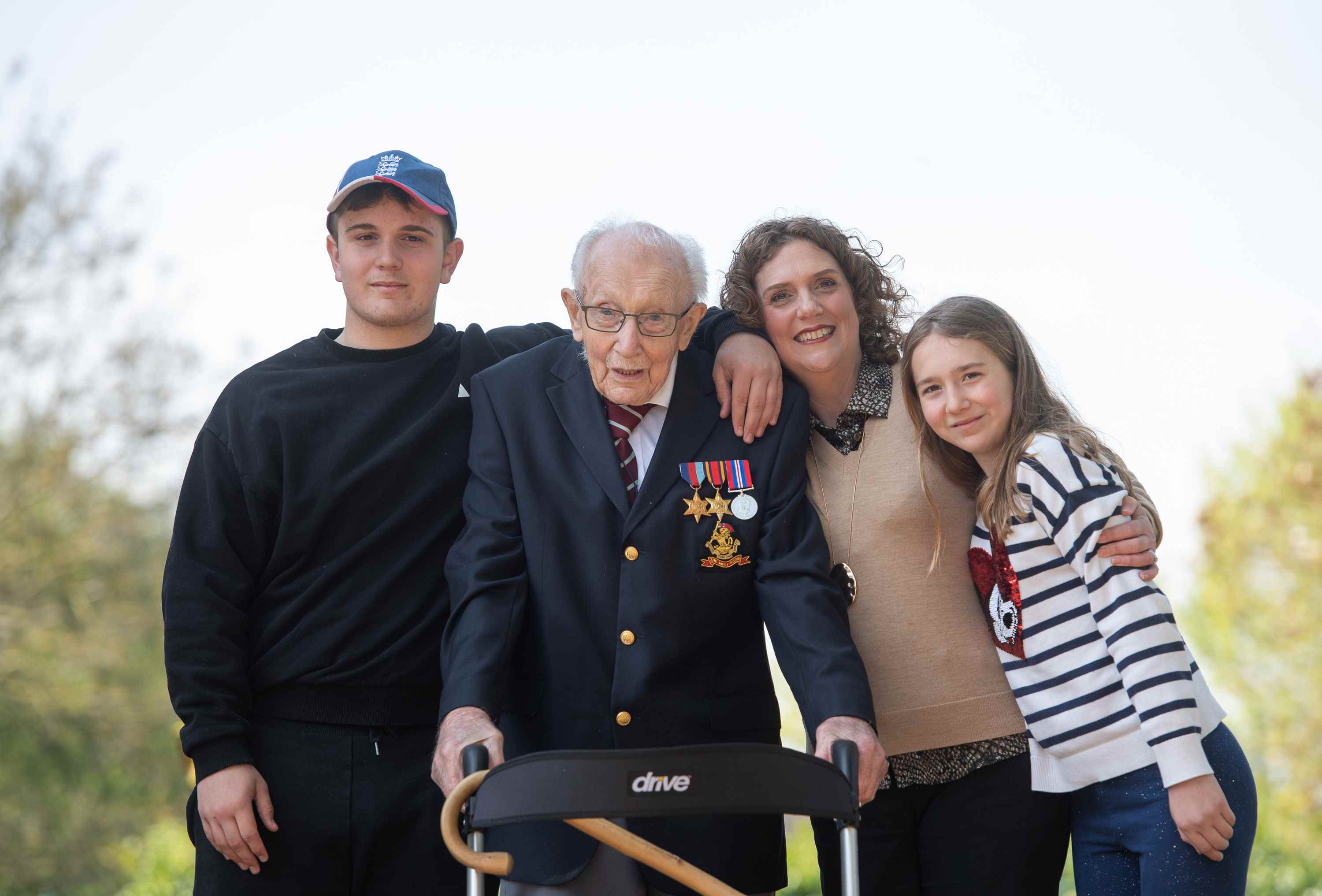 Le capitaine Tom Moore avec son petit-fils Benji, sa fille Hannah Ingram-Moore et sa petite-fille Georgia