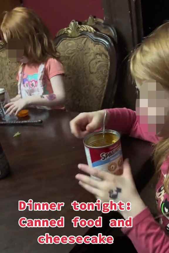 Elle a montré sa progéniture en train de manger joyeusement leur dîner