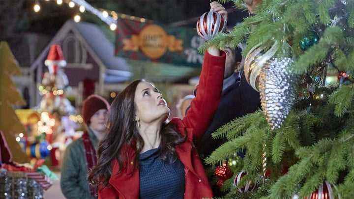 Danica McKellar u, Me & the Christmas Trees'de.