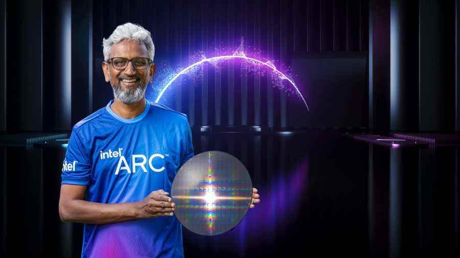 Intel'in kıdemli başkan yardımcısı Raja Koduri, bir Intel Arc t-shirt ve gofret sallıyor