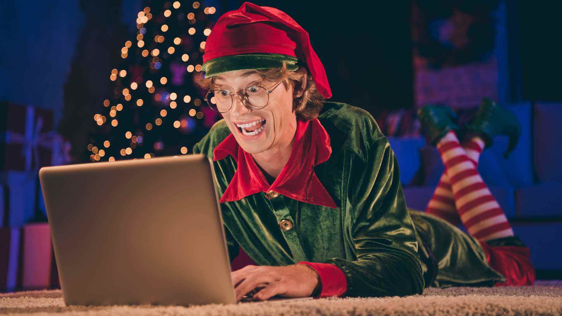 Dizüstü bilgisayar kullanan çok heyecanlı bir elf