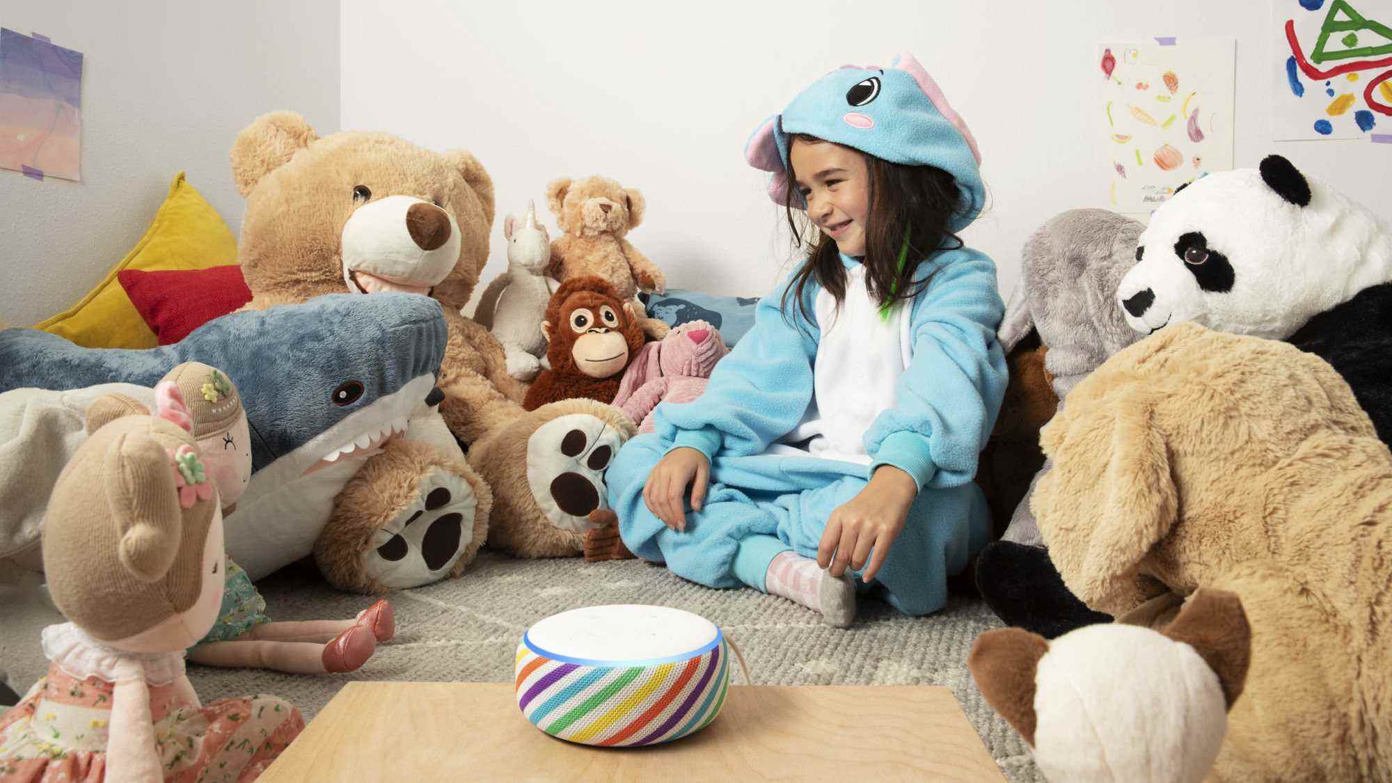 Amazon Echo Dot akıllı hoparlörlü oyuncak ayılarla çevrili çocuk