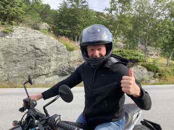 Bir motosiklet üzerinde Pål Anders Ullevålseter bir başparmak veriyor.