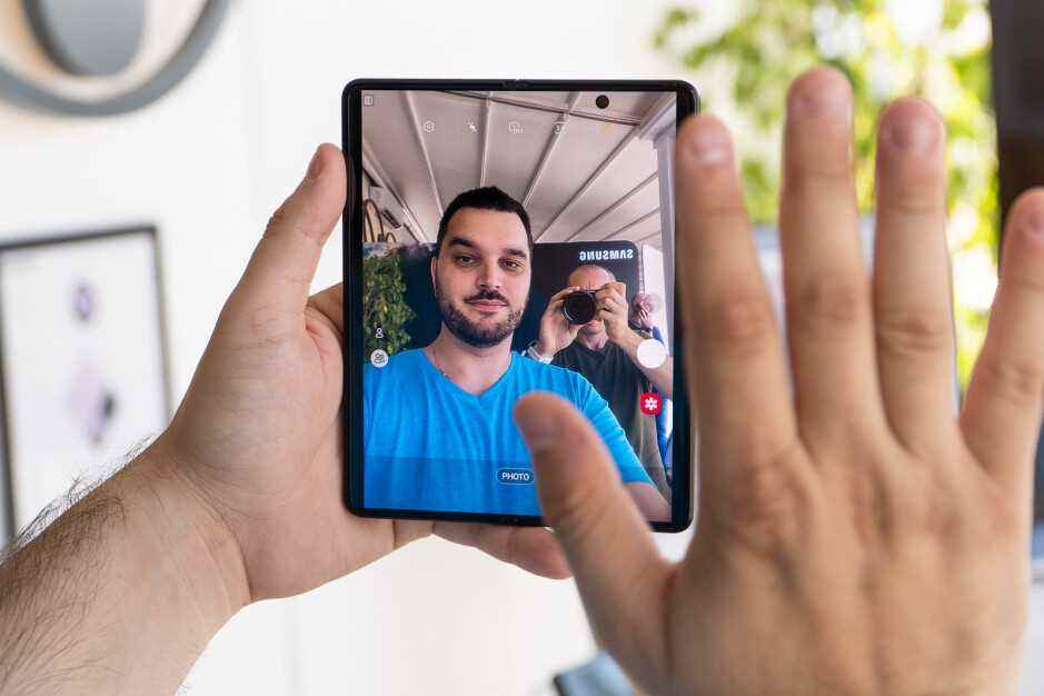 Galaxy Z Fold 3, birinci sınıf tasarımı ve ekran altı kamerası ile göz dolduruyor - Galaxy Z Fold 3 hala büyük bir indirime sahip, ama acele etseniz iyi olur
