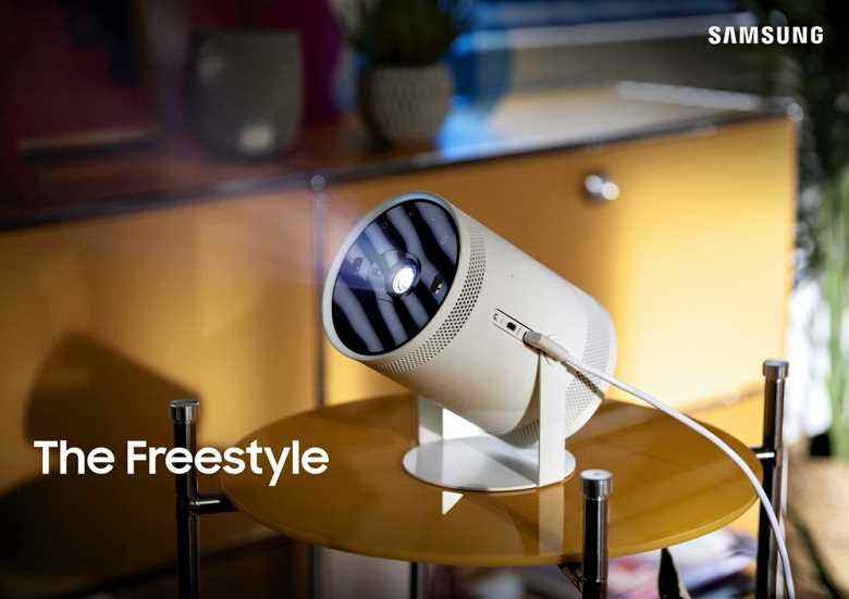 Benzersiz bir taşınabilir projektör olan Freestyle tanıtıldı.  Samsung akıllı bir hoparlör ve ışık üretti