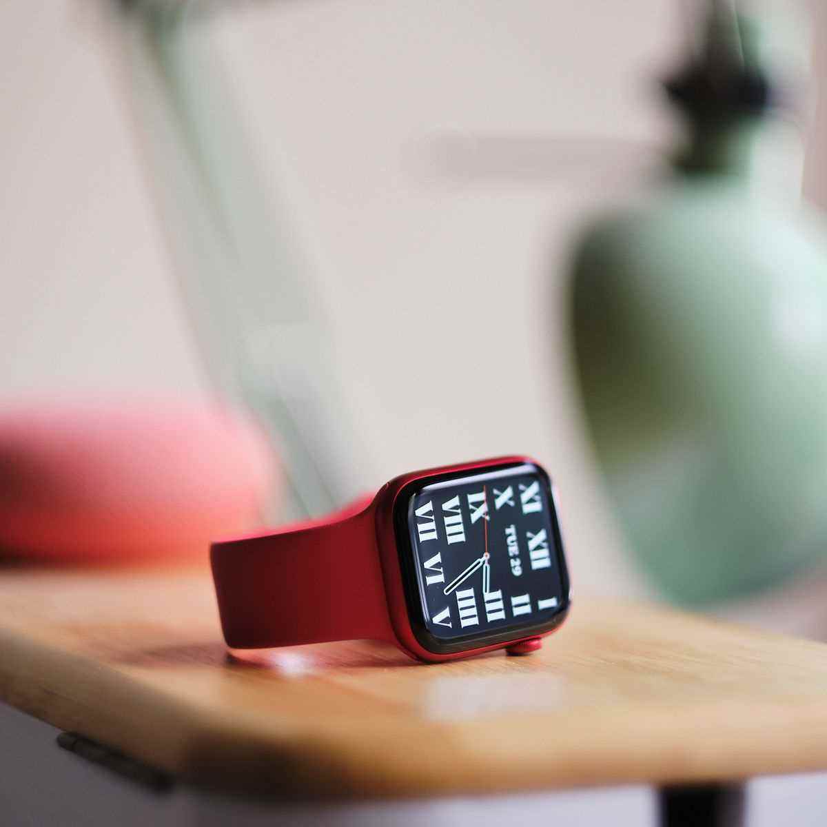 Kırmızı Ürünle Apple Watch Series 6