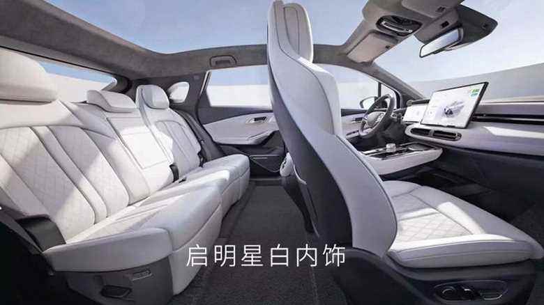 1.000 km'nin üzerinde menzile ve 0'dan 100 km/s hıza 2.9 saniyede ulaşan ilk elektrikli araç.  GAC Aion LX Plus crossover sonunda Çin'de satışa çıktı
